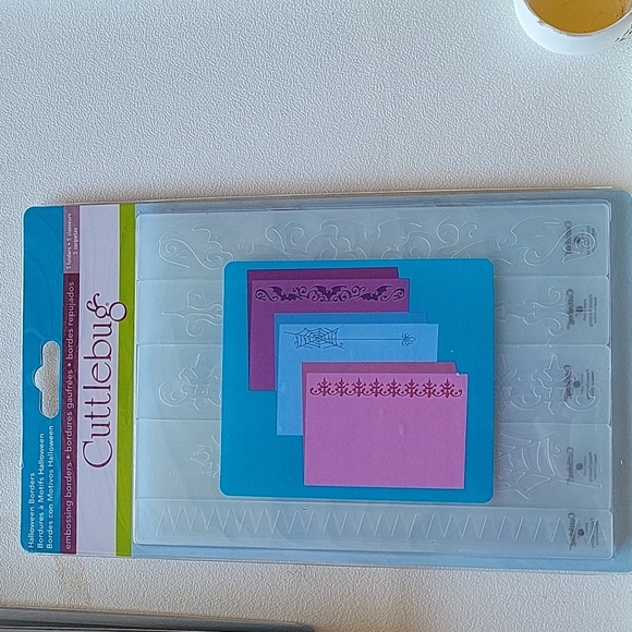 Cuttlebug 5 Embossing Border 7"  Brand New - Picture 1 of 2